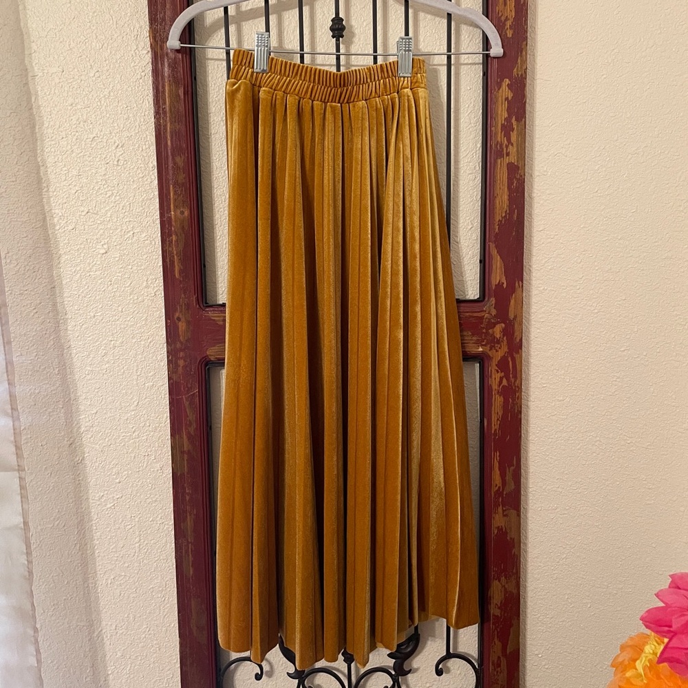 Pleated gold “velvet” a line holiday skirt
